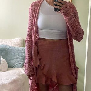 It’s a spiced coral mixed with white cardigan. Size XL but I’m M and it fits